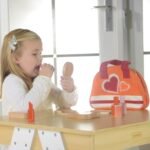 Medinis lėlių maitinimo rinkinys užsegamame krepšelyje – Paveikslėlis 3