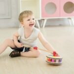 Medinis stumdukas su besisukančia vaivorykštės karusele – Paveikslėlis 3