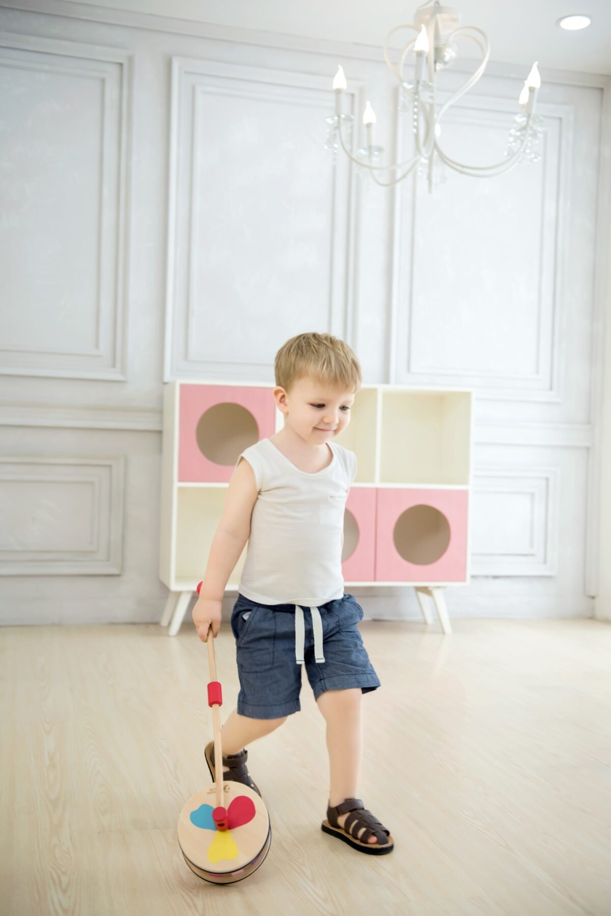 Medinis stumdukas su besisukančia vaivorykštės karusele – Paveikslėlis 4