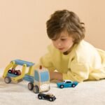 Medinis tralas su trimis automobiliais