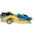 Medinis tralas su trimis automobiliais
