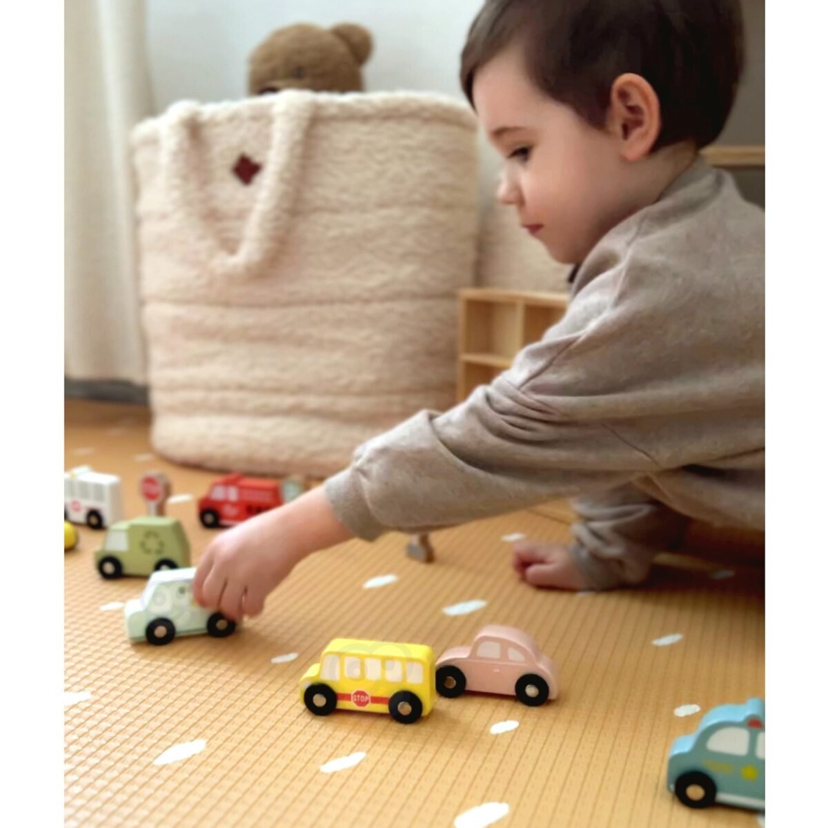 Medinis transporto priemonių ir kelio ženklų rinkinys medinėje dėžutėje – Paveikslėlis 2