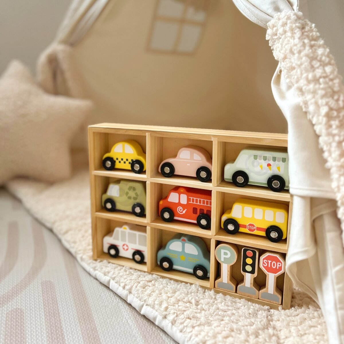 Medinis transporto priemonių ir kelio ženklų rinkinys medinėje dėžutėje – Paveikslėlis 6