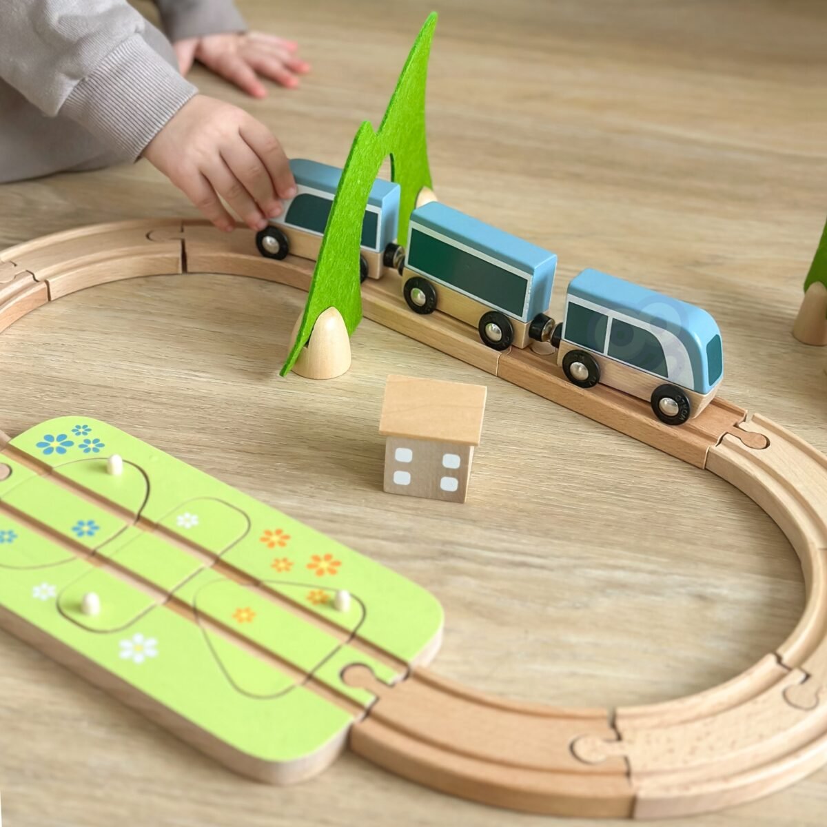 Medinis traukinio rinkinys su formų rūšiuokle, 40 detalių – Paveikslėlis 5