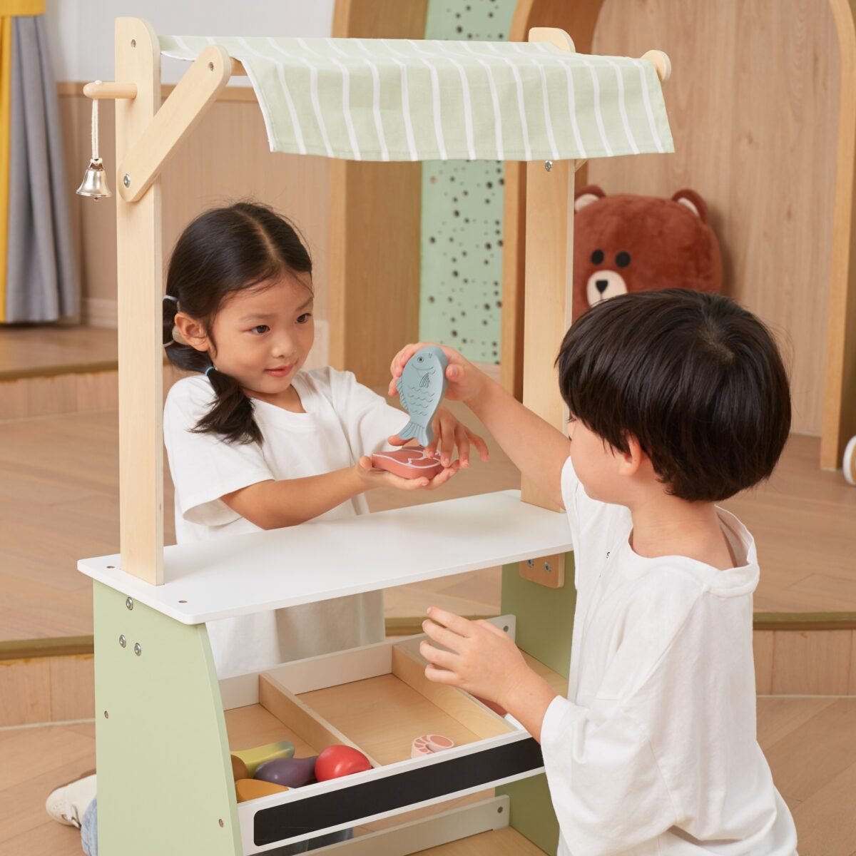 Medinis turgelio prekystalis su maisto prekių rinkiniu – Paveikslėlis 4