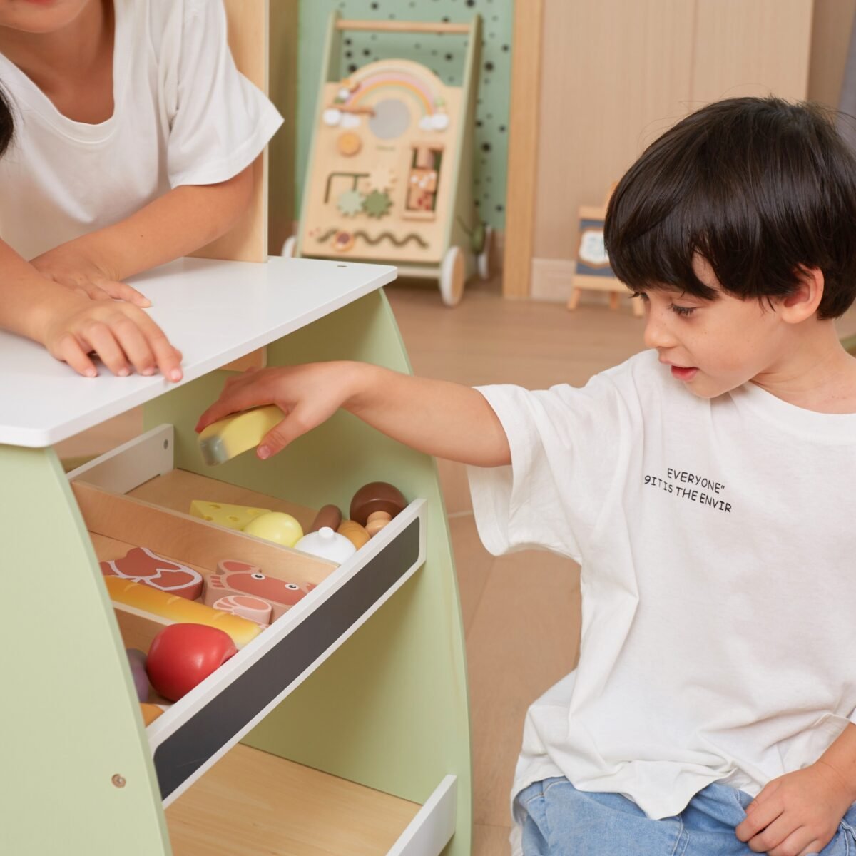 Medinis turgelio prekystalis su maisto prekių rinkiniu – Paveikslėlis 5