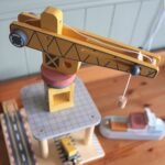 Medinis uosto rinkinys su kranu ir transporto priemonėmis – Paveikslėlis 2