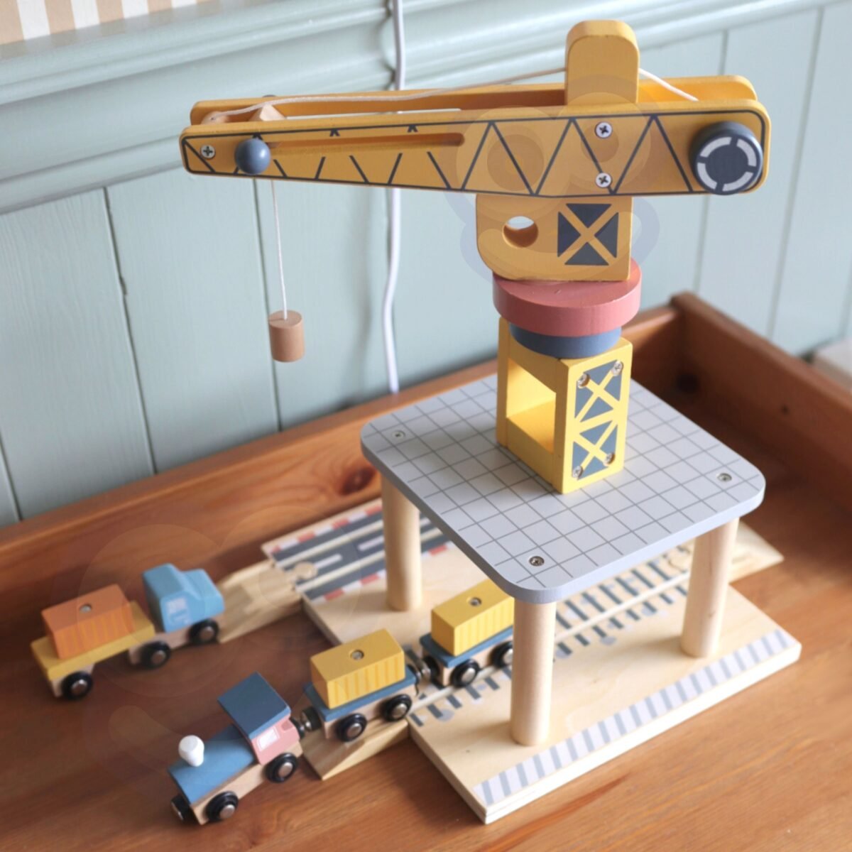 Medinis uosto rinkinys su kranu ir transporto priemonėmis – Paveikslėlis 3