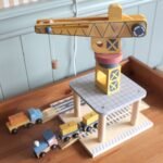 Medinis uosto rinkinys su kranu ir transporto priemonėmis – Paveikslėlis 3