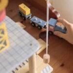 Medinis uosto rinkinys su kranu ir transporto priemonėmis – Paveikslėlis 4