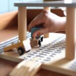 Medinis uosto rinkinys su kranu ir transporto priemonėmis – Paveikslėlis 5