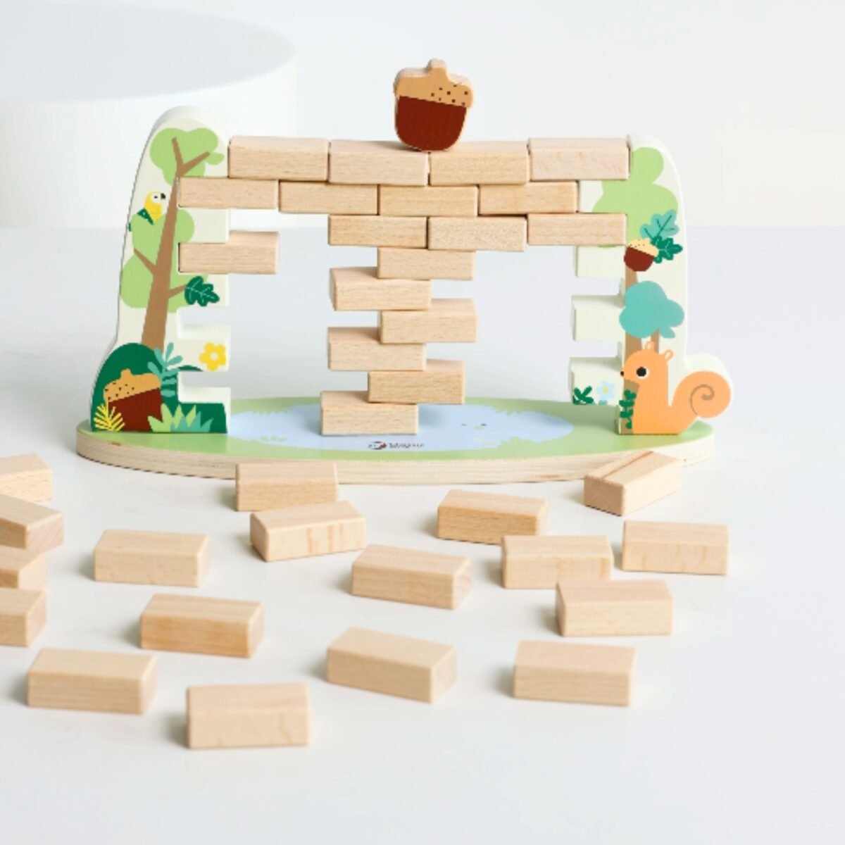 Medinis vikrumo žaidimas su vovere ir krintančiu riešutu – Paveikslėlis 4