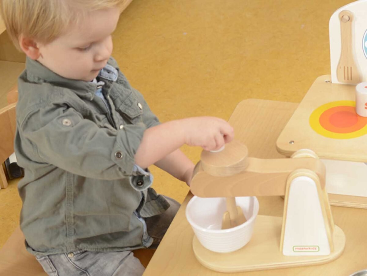 Medinis žaislinis mikseris virtuvėlei – Paveikslėlis 3