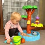 Medžio formos vandens ir smėlio staliukas 2 viename su priedais – Paveikslėlis 2