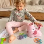 Miklumo žaidimas diskams gaudyti su drambliuku paleidėju ir akiniais