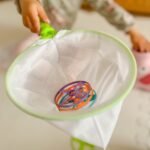 Miklumo žaidimas diskams gaudyti su drambliuku paleidėju ir akiniais
