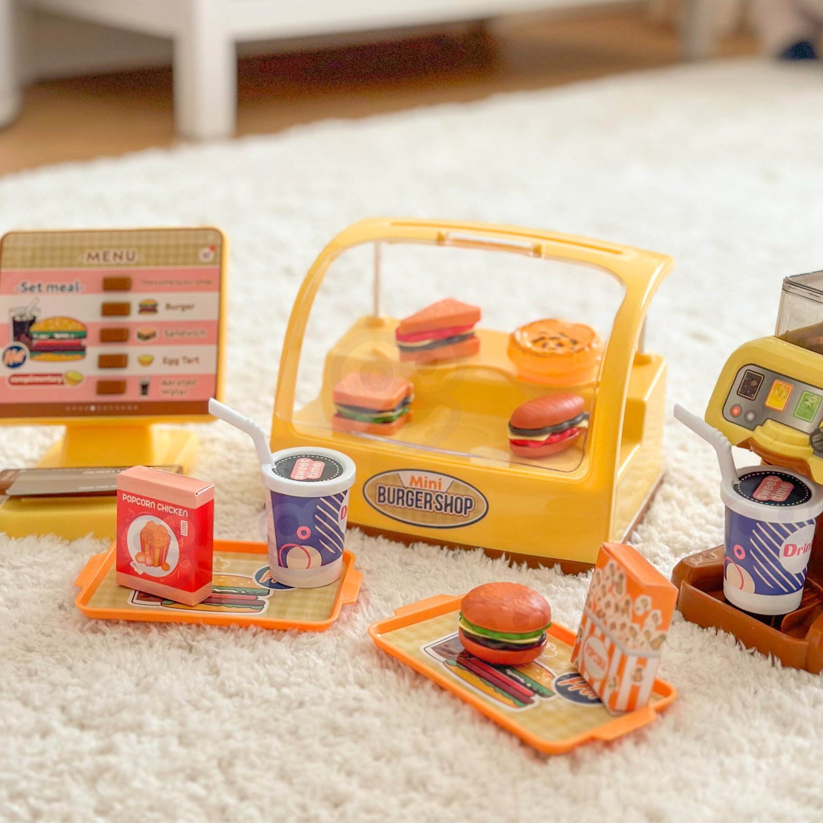 Mini-burgerines-zaidimu-rinkinys-su-interaktyviomis-funkcijomis-1 Mini burgerinės žaidimų rinkinys su interaktyviomis funkcijomis – Paveikslėlis 1
