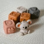 Minkštas sensorinis kaladėlių bokštelis su skaičiais ir kramtuku – Paveikslėlis 3