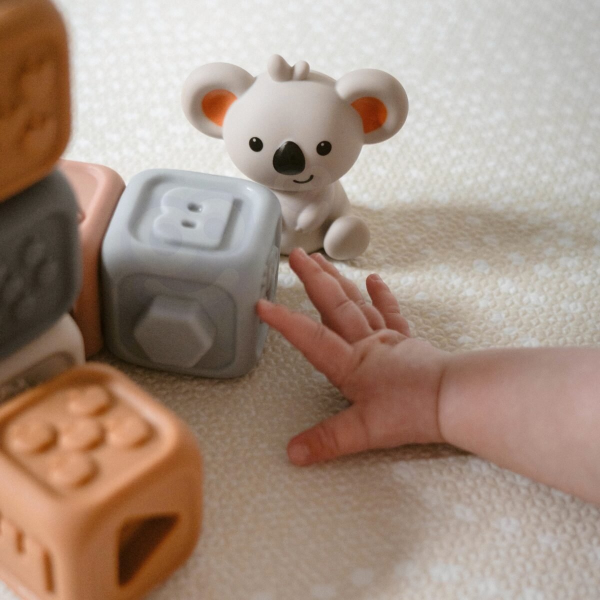 Minkštas sensorinis kaladėlių bokštelis su skaičiais ir kramtuku – Paveikslėlis 4