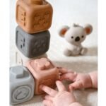 Minkštas sensorinis kaladėlių bokštelis su skaičiais ir kramtuku – Paveikslėlis 5