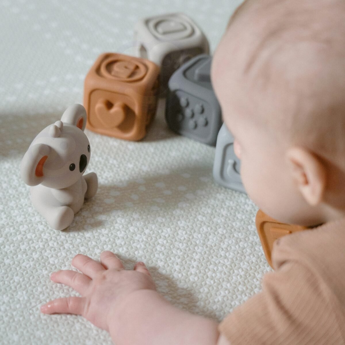 Minkštas sensorinis kaladėlių bokštelis su skaičiais ir kramtuku – Paveikslėlis 6