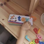 Montessori medinė abėcėlės dėlionė raidžių ir žodžių mokymui, 57 el.