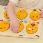 Montessori medinė emocijų pažinimo lenta su veido detalėmis