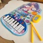 Muzikinis pianino ir perkusijos kilimėlis su undinėlės motyvu
