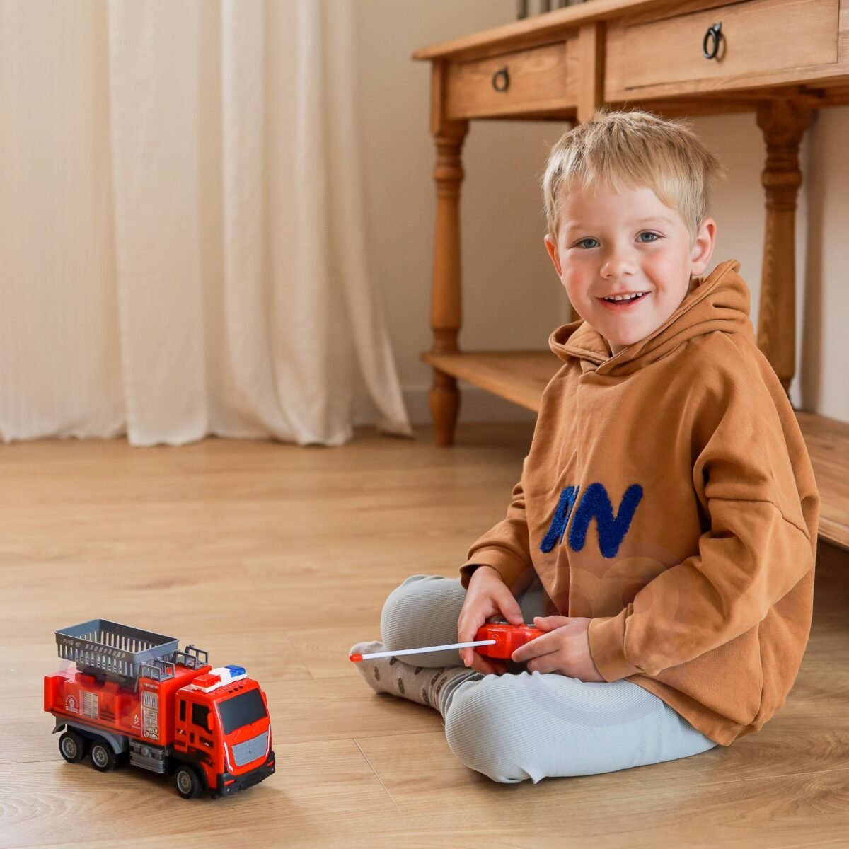 Nuotoliniu būdu valdomas gaisrinis automobilis su keltuvu – Paveikslėlis 3