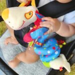 Pakabinamas spiralinis lavinamasis šuniuko žaislas vežimėliui ir lovytei – Paveikslėlis 4