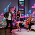 Pastatomas šviestuvas su stiklinėmis lentynomis ir RGB apšvietimu su muzikos sinchronizacija