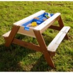 Pikniko stalas su suoliuku, skėčiu ir smėlio bei vandens talpyklomis – Paveikslėlis 11