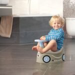 Pilkas automobilio formos naktipuodis su vairu