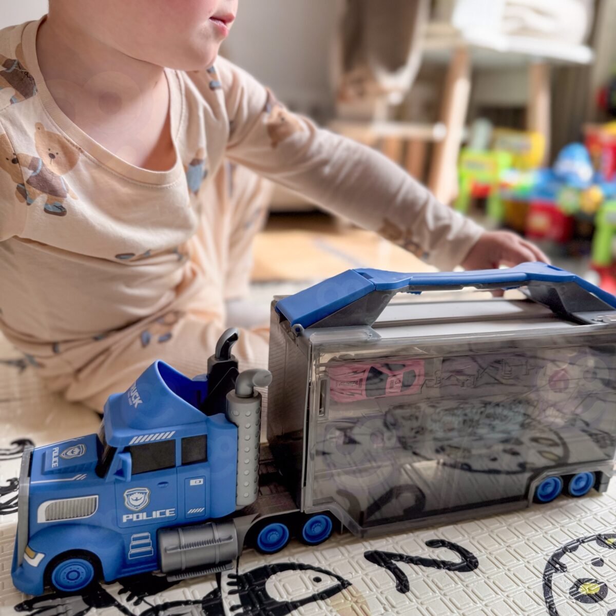 Policijos sunkvežimis – transporteris ir lenktynių trasa su automobiliais – Paveikslėlis 2