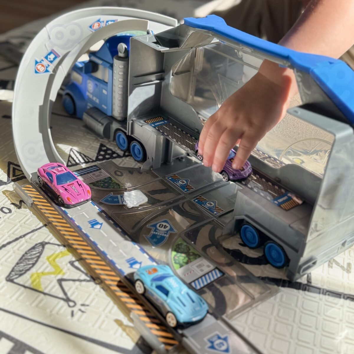 Policijos sunkvežimis – transporteris ir lenktynių trasa su automobiliais – Paveikslėlis 3