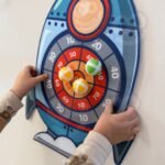 Raketos formos taikinys miklumo žaidimui su lipniais kamuoliukais