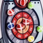 Raketos formos taikinys miklumo žaidimui su lipniais kamuoliukais