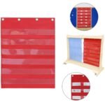 Raudonas dvipusis medžiaginis mokomasis lapas su kišenėlėmis ir lipuku