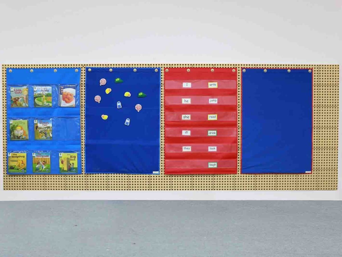 Raudonas dvipusis medžiaginis mokomasis lapas su kišenėlėmis ir lipuku – Paveikslėlis 3