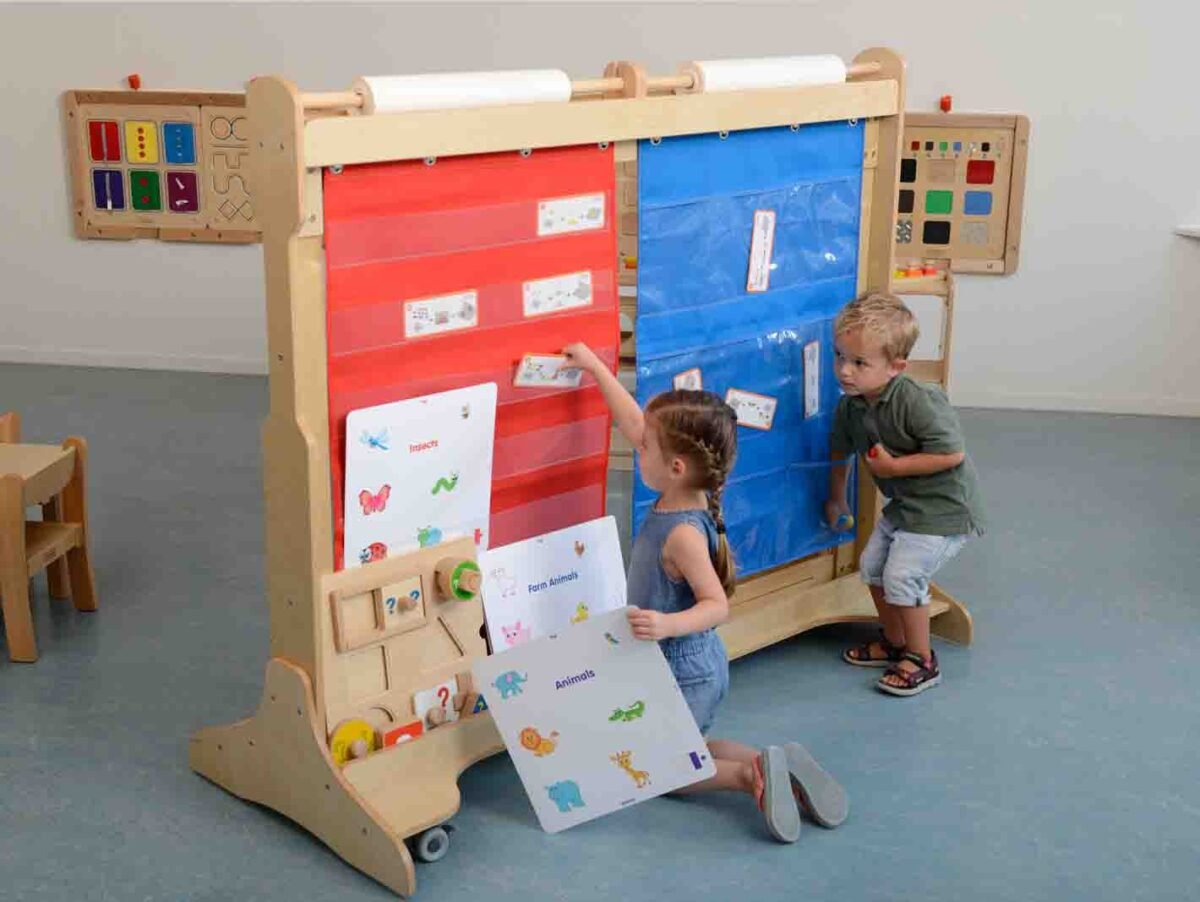 Raudonas dvipusis medžiaginis mokomasis lapas su kišenėlėmis ir lipuku – Paveikslėlis 4