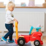 Raudonas paspiriamas traktoriukas-stumdukas su daiktadėže vaikams nuo 1 metų – Paveikslėlis 5