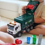 Rūšiavimo šiukšliavežis 1:10 masteliu su šiukšliadėžėmis ir kortelėmis