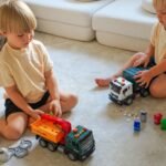 Rūšiavimo šiukšliavežis 1:10 masteliu su šiukšliadėžėmis ir kortelėmis