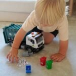 Rūšiavimo šiukšliavežis 1:10 masteliu su šiukšliadėžėmis ir kortelėmis