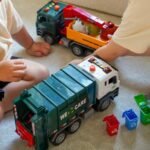 Rūšiavimo šiukšliavežis 1:10 masteliu su šiukšliadėžėmis ir kortelėmis