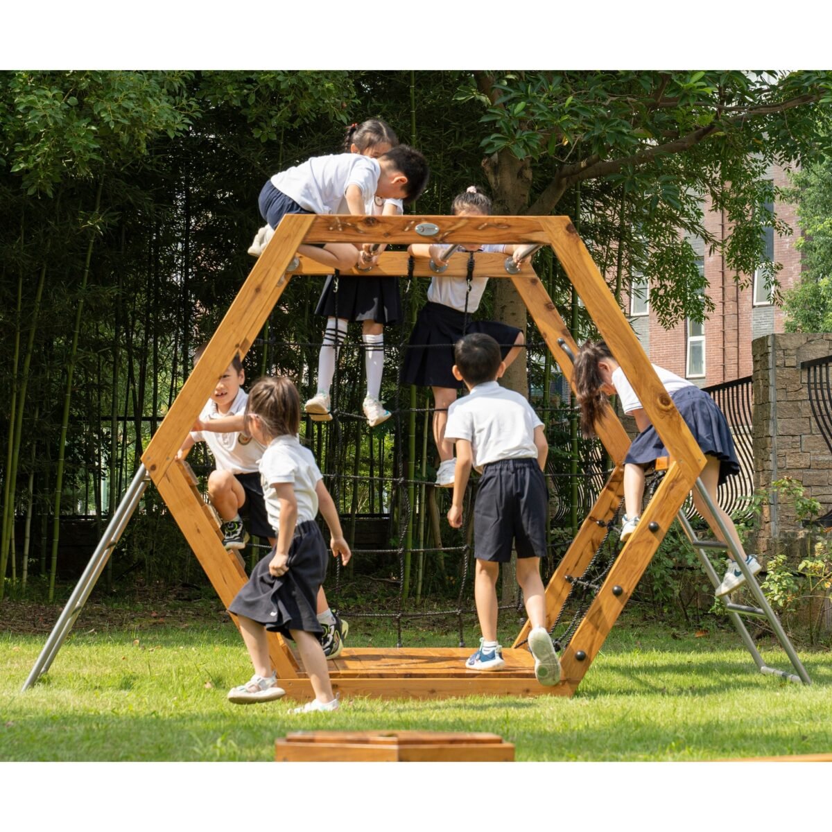 Šešiakampis medinis laipiojimo ir žaidimų kompleksas – Paveikslėlis 4