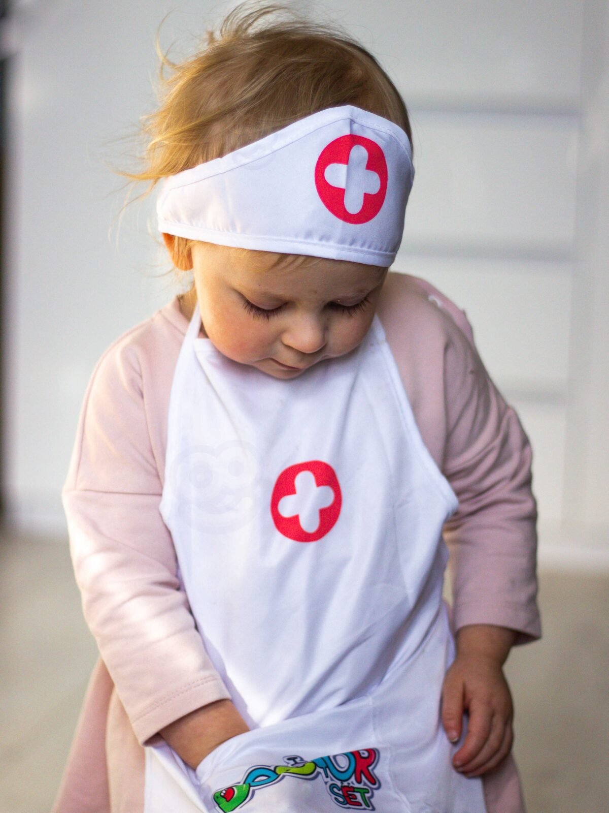 Slaugytojos kostiumėlis su prijuoste ir kepuraite – Paveikslėlis 7