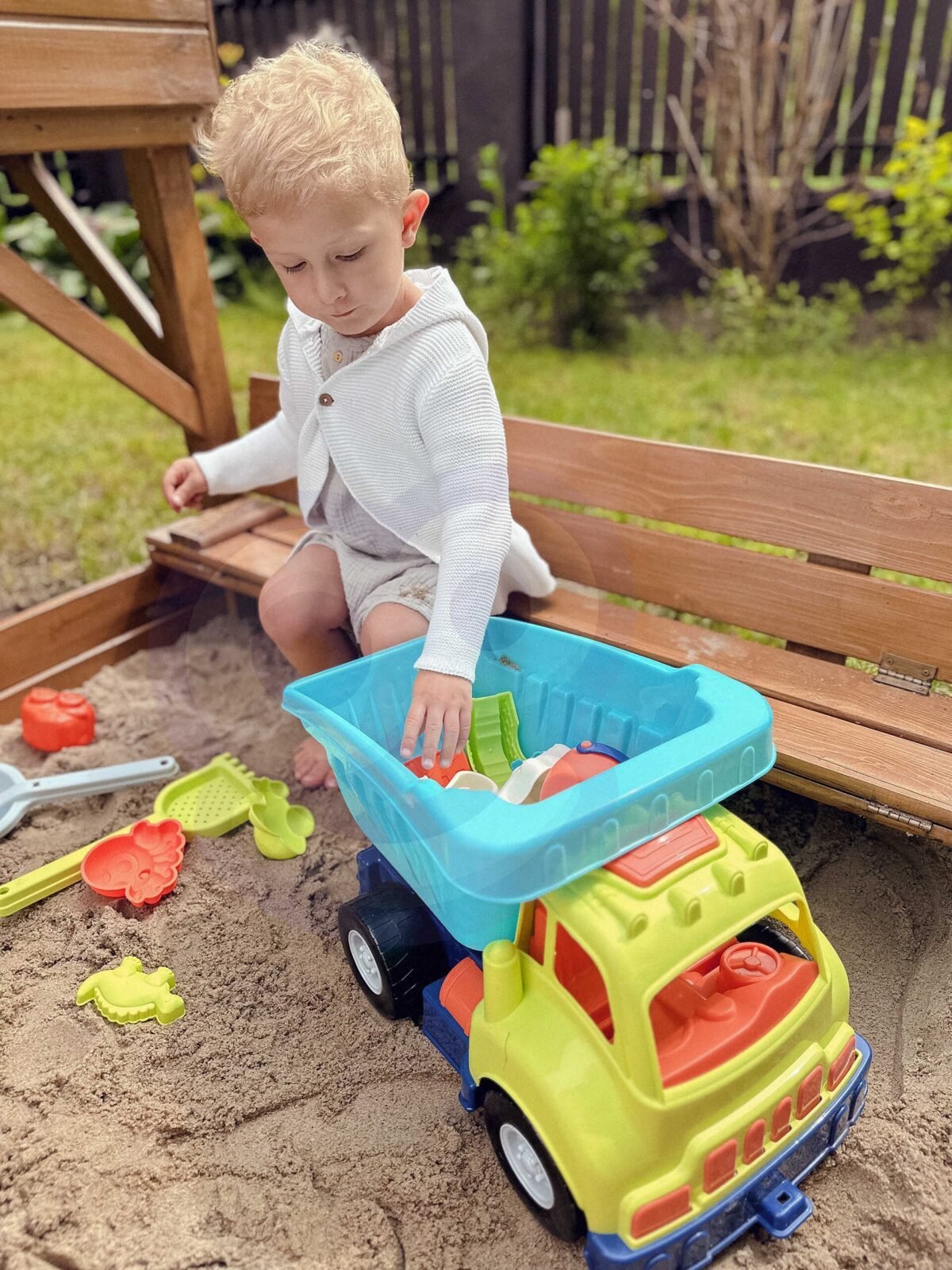 Smėlio rinkinys su dideliu 52 cm savivarčiu ir 20 formelių – Paveikslėlis 11