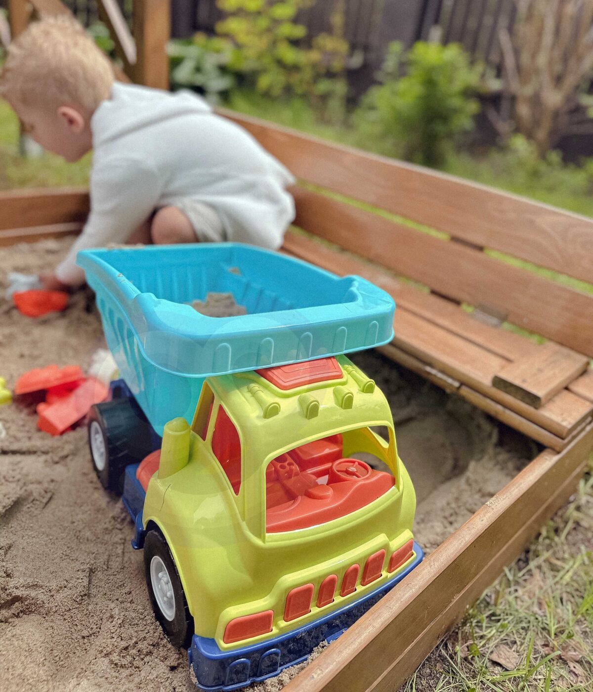 Smėlio rinkinys su dideliu 52 cm savivarčiu ir 20 formelių – Paveikslėlis 9