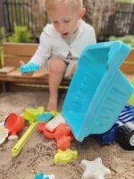 Smėlio rinkinys su dideliu 52 cm savivarčiu ir 20 formelių – Paveikslėlis 10